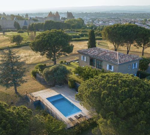une vue aérienne d'une maison avec piscine dans l'établissement L'écrin de la Cité, Grand Panorama, vue unique sur les remparts de Carcassonne, à Carcassonne