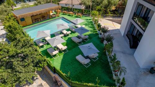 an overhead view of a pool with umbrellas and chairs at Marbella Sol Hotel - Only Adults in Ksamil