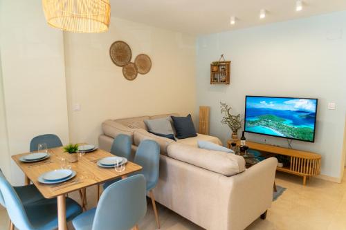 Descanso familiar junto al mar con terraza