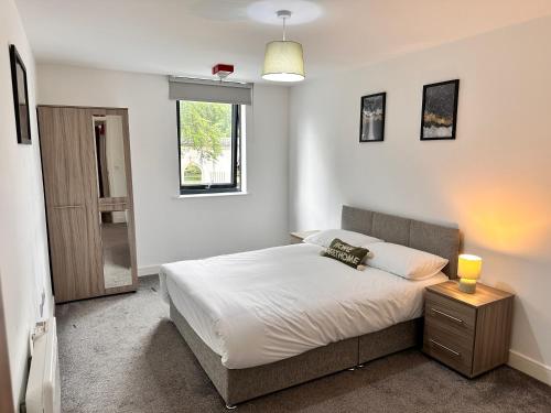 Ένα ή περισσότερα κρεβάτια σε δωμάτιο στο One-bed Luxury Apartment B11SA by LiveComfortably