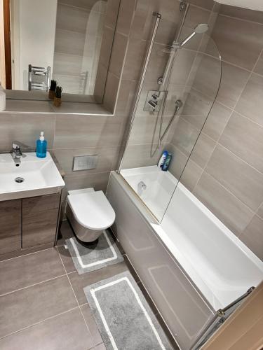 Ένα μπάνιο στο One-bed Luxury Apartment B11SA by LiveComfortably