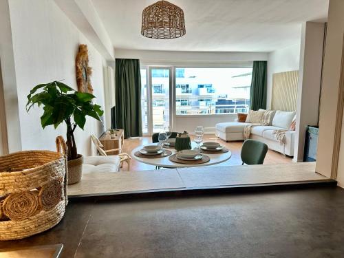 una sala de estar con una mesa y un sofá en K Sunrise, en Ostende