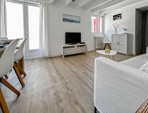 Una televisión o centro de entretenimiento en Escapade à Capbreton, proche mer & commerces