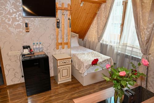 a small room with a small bed and a table at Har-Mar Hotel in Goris