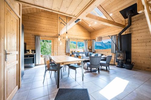 een keuken en eetkamer met een tafel en stoelen bij Chalet Fnire in Manigod