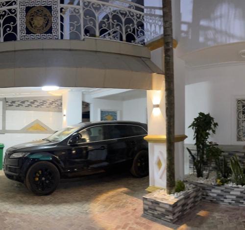 a black car parked inside of a building at Residence Seka in Mbalngong