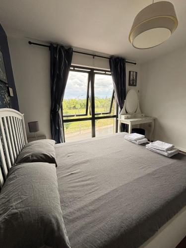 Postel nebo postele na pokoji v ubytování Chic&Cozy Flat with View 10min to Wembley Stadium