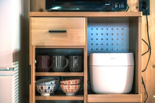 Una cocina o zona de cocina en 阿蘇熊本空港-ｲﾝﾀｰﾁｪﾝｼﾞ近く-観光の拠点におすすめ-1棟貸切-最大8名迄宿泊可能-歴史ある日本建築-Gankido