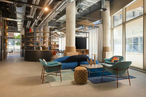 Moxy Nice photo 44