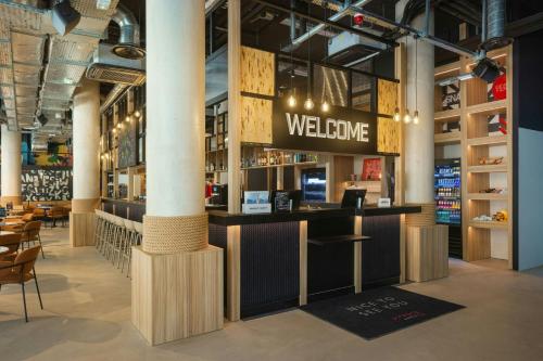 eine Lobby eines Geschäfts mit einem Willkommenstresen in der Unterkunft Moxy Nice in Nizza