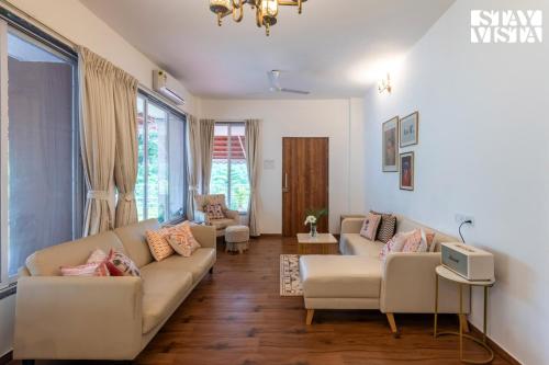 The Poetry House by VEO - Part of StayVista في كارجات: غرفة معيشة مع أريكة وكراسي