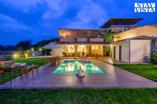 The Poetry House by VEO - Part of StayVista في كارجات: فيلا مع حمام سباحة في الليل