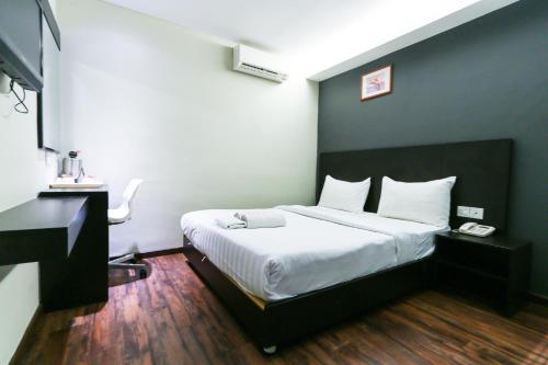 Ein Bett oder Betten in einem Zimmer der Unterkunft Hotel 99 Bandar Klang (Meru)
