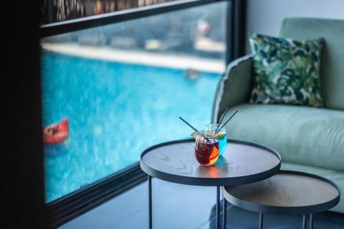 La alberca dentro o cerca de Sea View Serenity Βeachfront & Pool 101