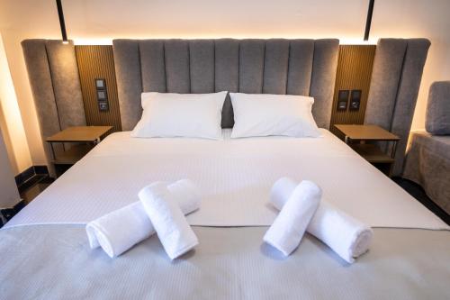 Una cama o camas en una habitación de Sea View Serenity Βeachfront & Pool 101