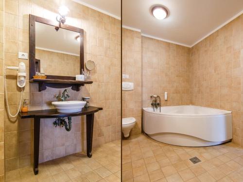 een badkamer met een bad, een toilet en een wastafel bij Pensiunea Gentiana in Bran