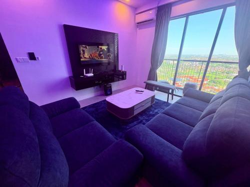 Una televisión o centro de entretenimiento en SkyHigh Family suites - 3BR, swimming pool, KTV & Game sets & many more!