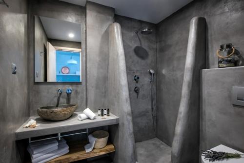 un baño con lavabo y ducha en Cosmopolis Crete Suites, en Hersonissos