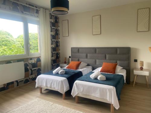 Ένα ή περισσότερα κρεβάτια σε δωμάτιο στο Grand appartement aux portes de Strasbourg