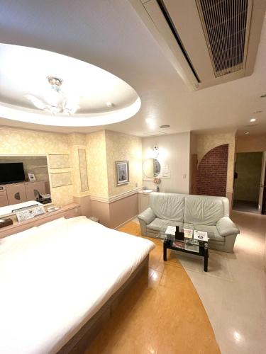 a large bedroom with a bed and a couch at Hotel An no Ie - Vacation STAY 30029v in Ikaho