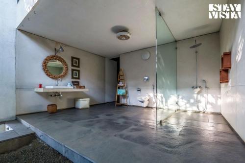 Ένα μπάνιο στο StayVista at Paashaan- A Netflix featured Home with a Heated Infinity Pool