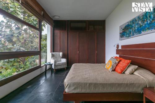 Ένα ή περισσότερα κρεβάτια σε δωμάτιο στο StayVista at Paashaan- A Netflix featured Home with a Heated Infinity Pool