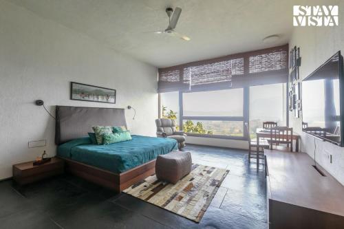 Ένα ή περισσότερα κρεβάτια σε δωμάτιο στο StayVista at Paashaan- A Netflix featured Home with a Heated Infinity Pool