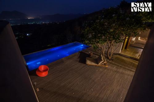 Φωτογραφία από το άλμπουμ του StayVista at Paashaan- A Netflix featured Home with a Heated Infinity Pool σε Lonavala