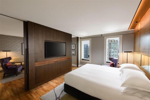 En eller flere senge i et værelse på Hilton Sydney