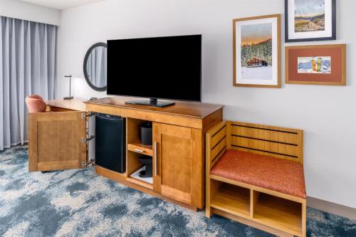 a room with a flat screen tv in a hotel room at Hampton Inn & Suites Silverthorne in Silverthorne