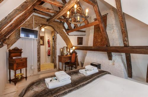 une chambre avec un lit, un bureau et un miroir dans l'établissement Bailey Court, à York