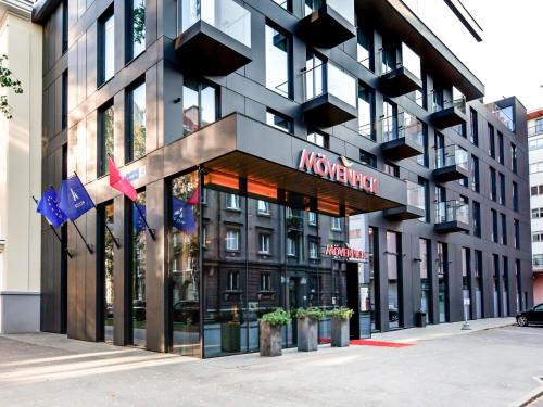 塔林Movenpick Hotel Tallinn的正面有标志的建筑物