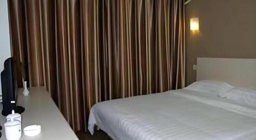 Letto o letti in una camera di GreenTree Inn Changshu South HaiYu Road Pedestrian Street Business Hotel