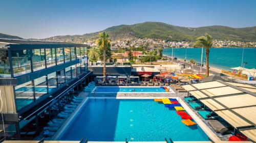 Πισίνα στο ή κοντά στο Sea View Serenity Βeachfront & Pool 102