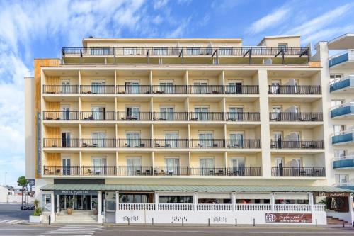 a tall white building with balconies on it at Hotel Horitzó by Pierre & Vacances in Blanes