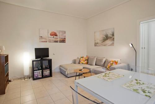 The Little House at Moschato 1BR, WiFi, AC