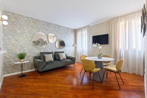 ein Wohnzimmer mit Sofa und Tisch in der Unterkunft NEW-Venice Suite San Marco 397 in Venedig