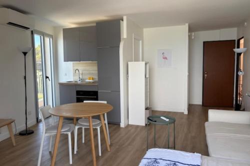 un salon avec une table et une cuisine dans l'établissement Beautiful 41 m with balcony, à Antibes
