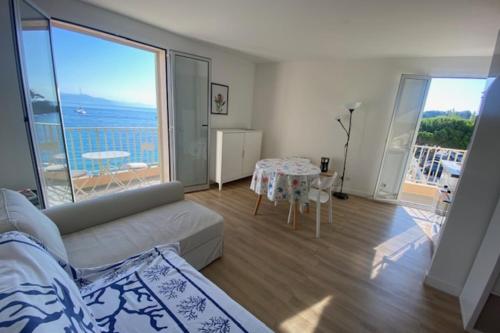 un salon avec un canapé et une table dans l'établissement Beautiful 41 m with balcony, à Antibes