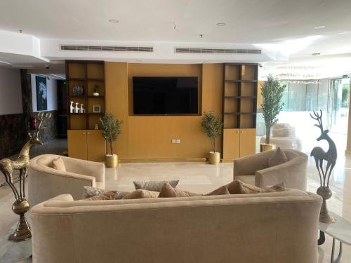 TV a/nebo společenská místnost v ubytování Duraat Al Anoud Served Apartments