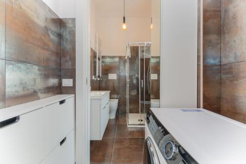 a bathroom with a washer and dryer at Casa Raffaella Comfort e smart working vicino M3 e bus in Milan