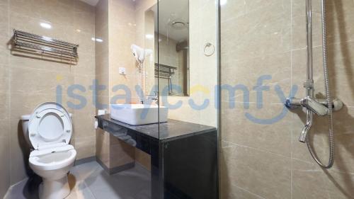 ナゴヤにあるStudio Aston Residence 2209 City and Sea Viewのトイレ、洗面台、シャワー付きのバスルーム