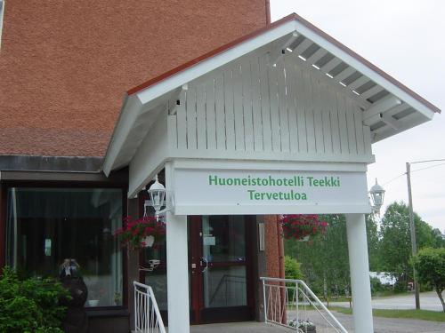 a building with a sign on the front of it at Huoneistohotelli Teekki in Muuruvesi