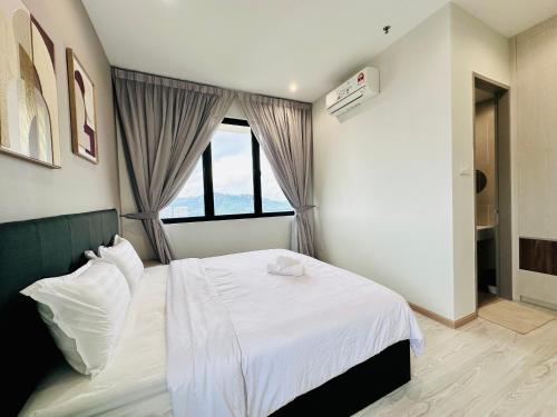 sypialnia z białym łóżkiem i oknem w obiekcie High Rise Haven 3BR Rooftop Pool Stylish Comfort 9pax w mieście Bayan Lepas