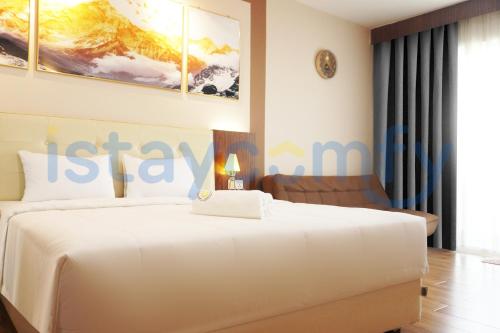 ナゴヤにあるStudio Aston Residence 2209 City and Sea Viewの大きな白いベッドとソファのある寝室