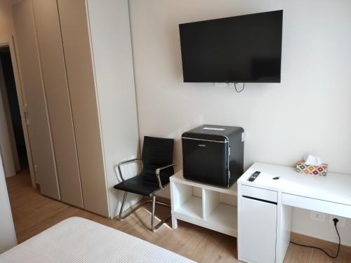 a room with a desk and a tv and a chair at Igg VATICAN HOLIDAY in Rome