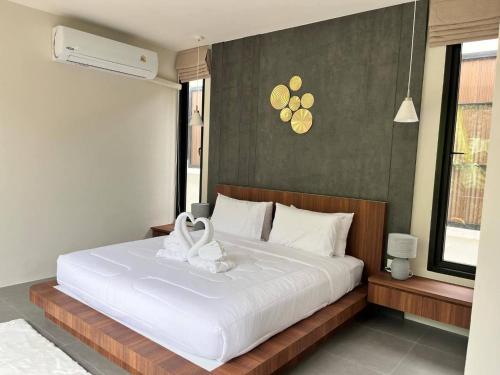 a bedroom with a large bed with white sheets at Pontakorn Villa 1 in Ko Phangan
