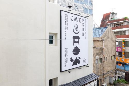 a sign on the side of a building at Cave Ryokan Hotel by Aank Sungshin Women's University in Seoul