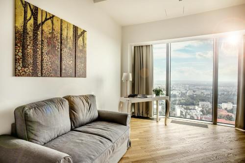 Гостиная зона в In The Sky - Apartamenty w Sky Tower