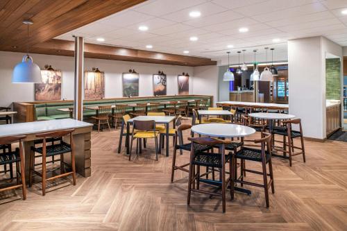 a restaurant with tables and chairs and a bar at Fairfield by Marriott Inn & Suites Winters Davis in Winters